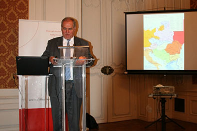 Univ.-Prof. Dr. Arnold Suppan