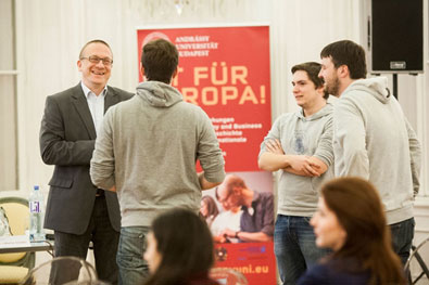 Prof. Dr. Guido Heineck (Otto-Friedrich-Universität Bamberg) im Gespräch mit Studierenden