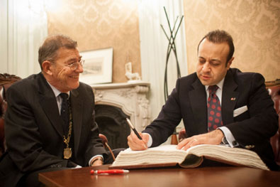 v.l.n.r. Prof. Dr. András Masát, Rektor der AUB, Egemen Bağış, Europaminister der Republik Türkei und Hauptverhandlungsführer im Rahmen der türkischen Beitrittsverhandlungen mit der Europäischen Union