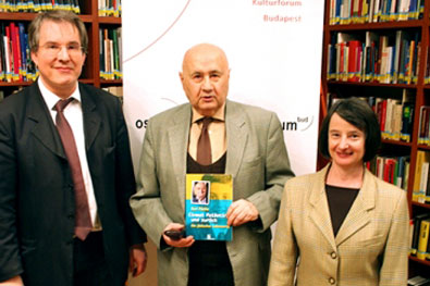 v.l.n.r.: Prof. Dr. Georg Kastner, Dekan der Fakultät für Mitteleuropäische Studien, Karl Pfeifer, Autor, Dr. Susanne Bachfischer, ÖKF Budapest