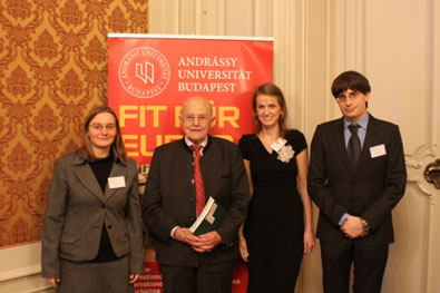 Botschafter Ludwig Steiner mit dem Organisationsteam der Konferenz (v.L.n.R.: Dr. Christina Griessler, Mag. Melani Barlai, Dr. Richard Lein)