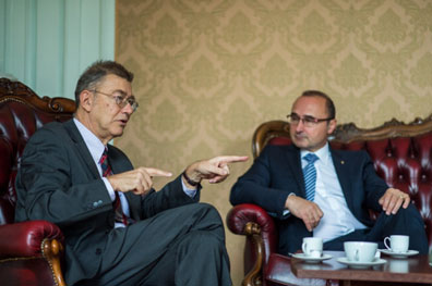 Prof. Dr. András Masát, Rektor der AUB und der kroatische Botschafter in Budapest, dr. sc. Gordan Grlić Radman