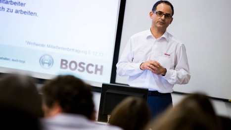 3. November 2015: Javier Gonzalez Pareja, Repräsentant der Bosch Gruppe in Ungarn sowie General Manager Robert Bosch Kft., zeigte, dass es die Menschen sind, die Unternehmen erfolgreich machen.