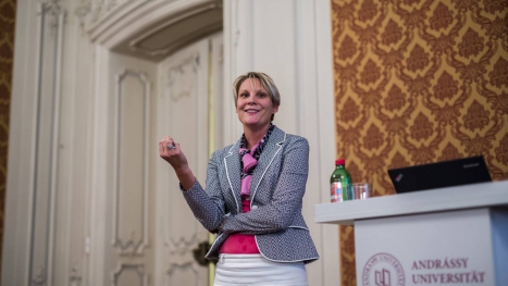 6. Oktober 2015: Tanja Vainio, CEO ABB Magyarország, begeistert durch klare Antworten auf komplexe Herausforderungen - am Arbeitsplatz und darüber hinaus.