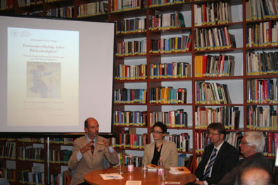 Die Diskutanten (von links nach rechts) Christopher Walsch, Fruzsina Müller, Péter Krisztián Zachar und Tibor Palánkai.