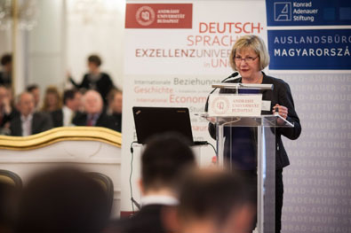 Prof. Dr. Ellen Bos, Leiterin der Doktorschule und der Professur für Vergleichende Politikwissenschaft mit Schwerpunkt Mittel- und Osteuropa in der EU, AUB