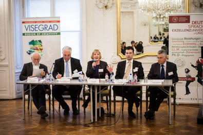v.l.n.r.: Dr. habil. Helmut Fehr, Professur für Europäische Regionalforschung, AUB; Prof. Dr. Eckart Stratenschulte; Prof. Dr. Ellen Bos; Dr. Attila Vincze, LL.M., AUB; Prof. Dr. Andreas Oplatka