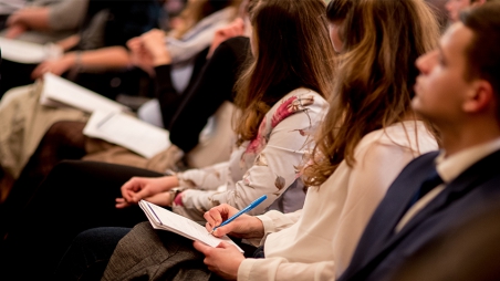 Aktuelles Symposium zu Schuldenregeln in der EU an der AUB