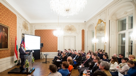 Vertreterin des IWF in Ungarn zur Podiumsdiskussion an der AUB