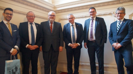 Delegation von Schweizer Abgeordneten zu Gast an der Andrássy Universität Budapest