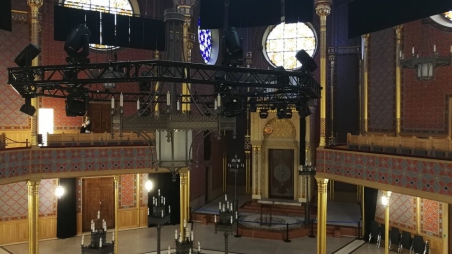 Erstsemester und Erasmus Studierende besuchen die Rumbach Synagoge in Budapest