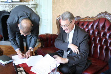 Schweizer Botschafter unterzeichnete Förderungsvertrag und gewährte Einblick in den diplomatischen Dienst