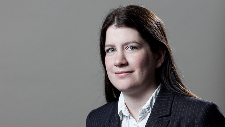 Dr. FREY  Dóra 